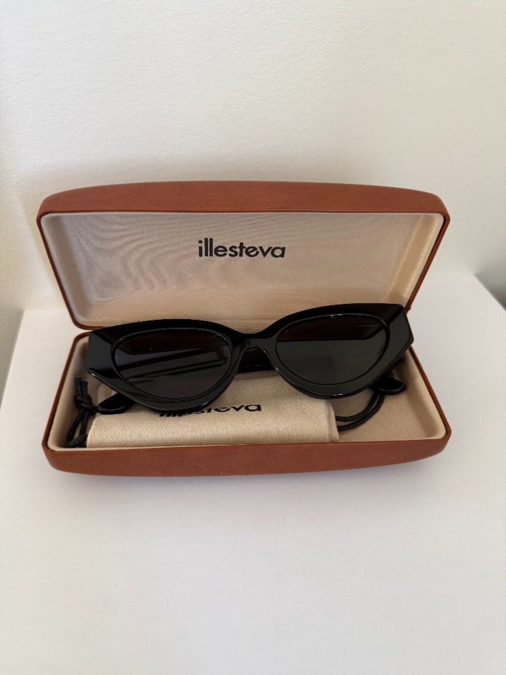 illesteva Mary Lou Sunglasses - Black/Grey Flat NWOT